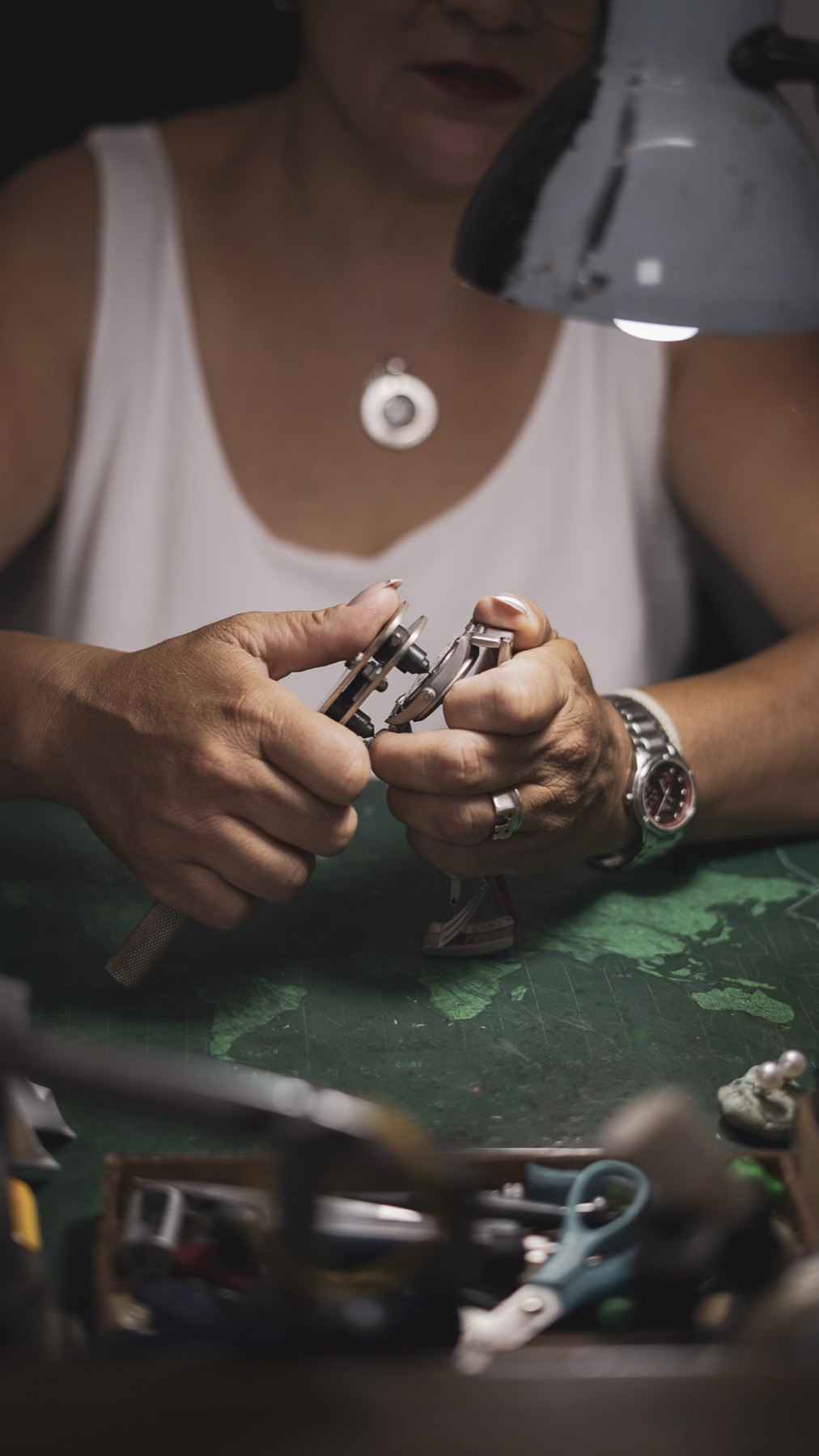 Relojera trabajando en el taller de Joyería Levin